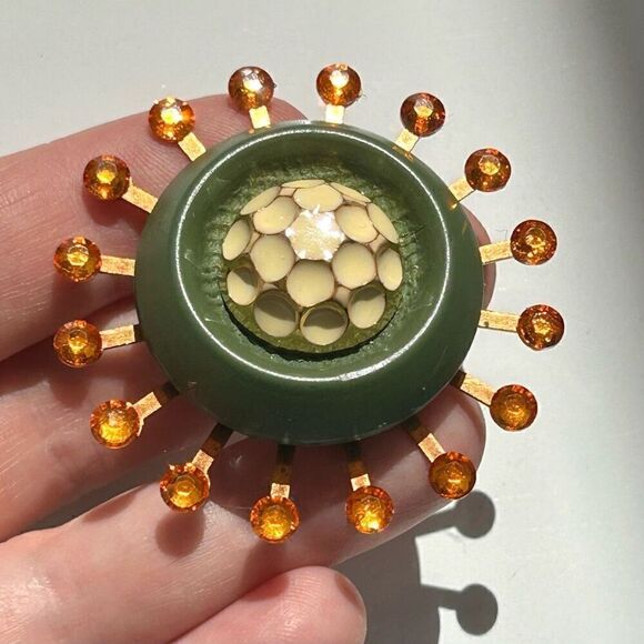 Upcycled Atomic Starburst Refrigerator Magnet Buttons Rhinestones Green Cream Or - Picture 5 of 5